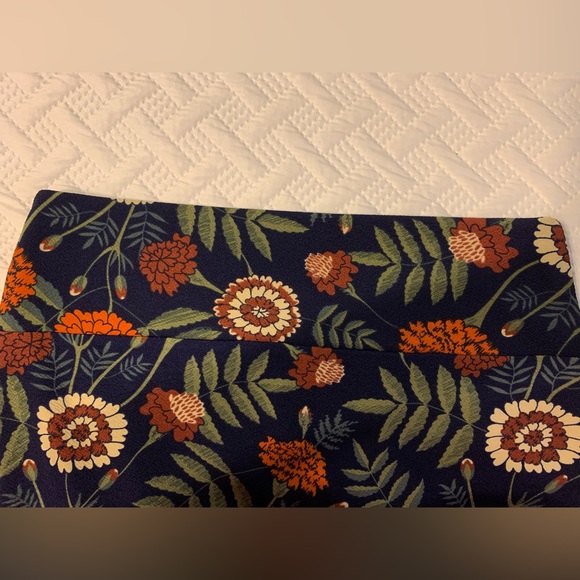 LuLaRoe CASSIE skirt, NWOT size Large. Black Floral. 26 inches long. - Picture 3 of 3